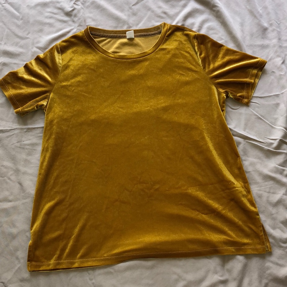 A mustard yellow shirt ‼️